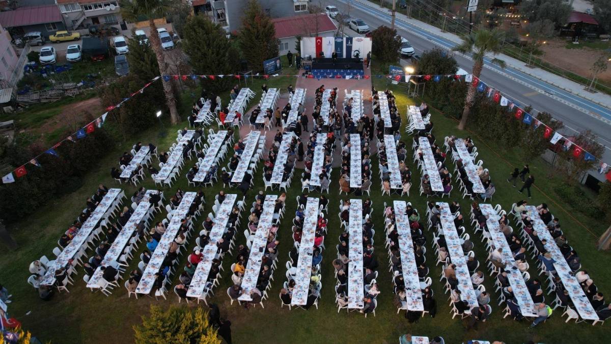 Başkan Tugay Güzelbahçelilerle iftarda buluştu