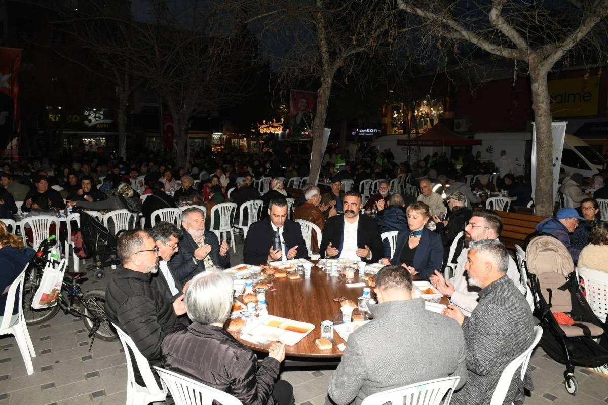 Çiğli’de Kadir Gecesi’nde Binler Aynı Sofrada Buluştu