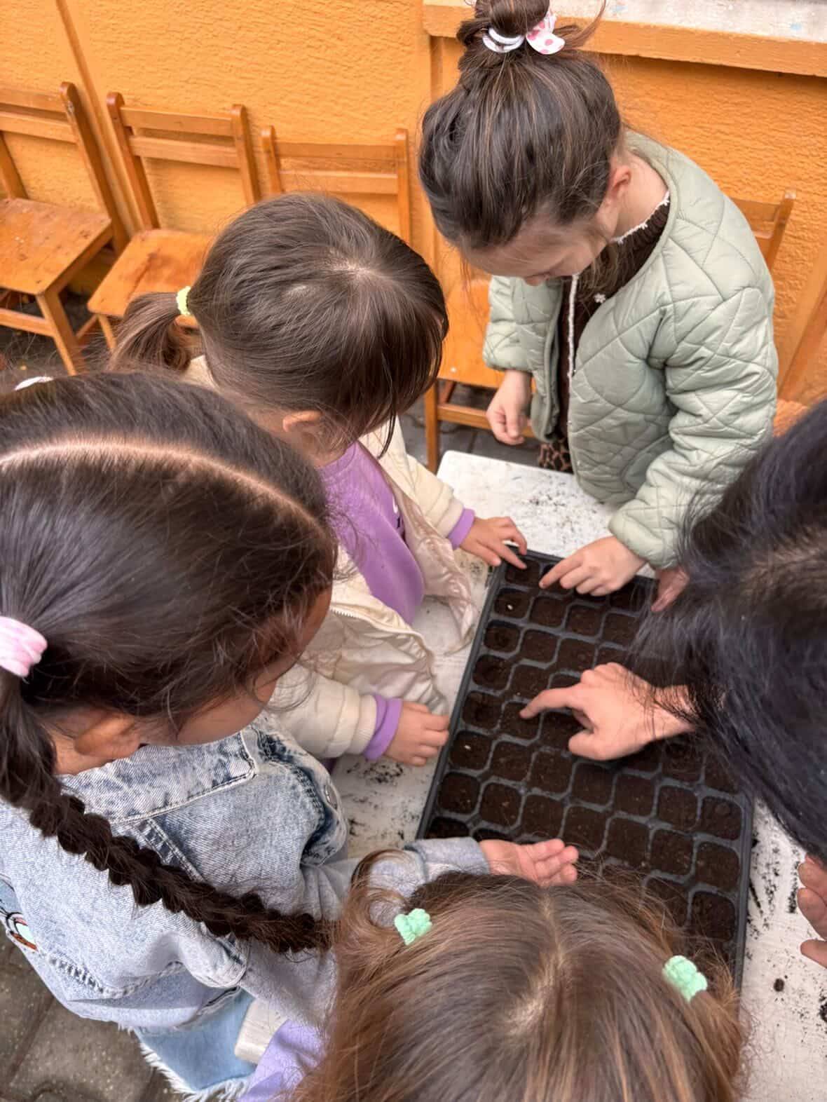 Büyükçiğli İlkokulu minikleri doğayı kucaklıyor