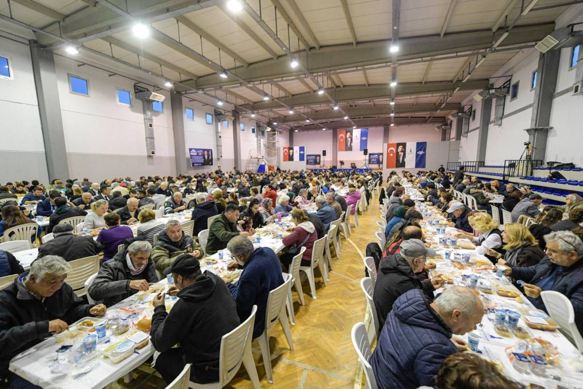 Büyükşehir’in iftar sofrası bu kez Foça’da kuruldu
