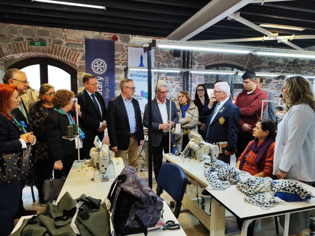 “Altın İğne”, İzmirli kadınların yeteneğini dünyaya gösteriyor