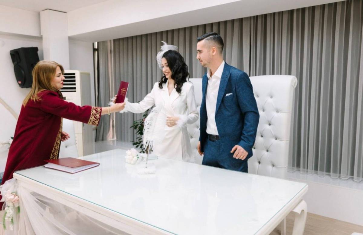 Balçova'da yeni evlenen çiftlere alışveriş kartı desteği