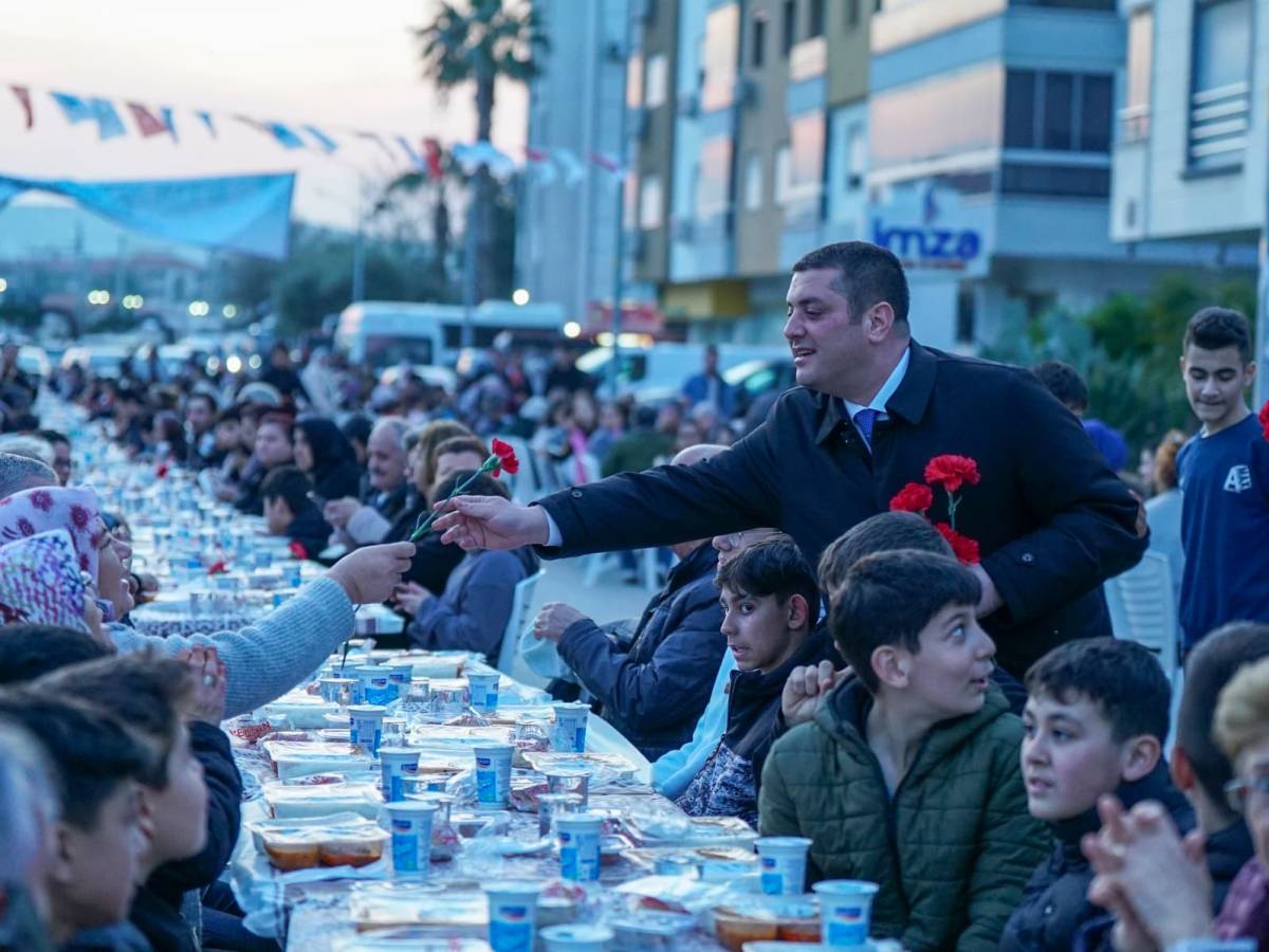 Torbalı'da 3 bin kişi aynı sofrada oruç açtı