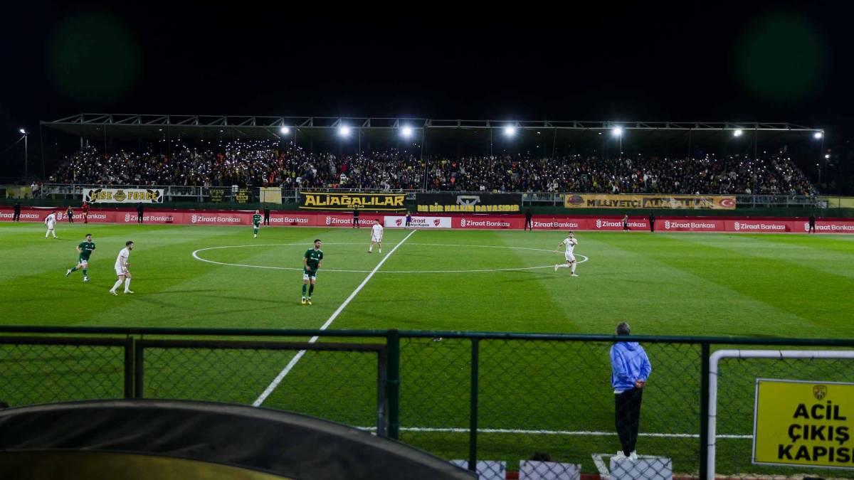 Aliağa’da Futbol Tarihinin İlk Gece Maçı Oynandı