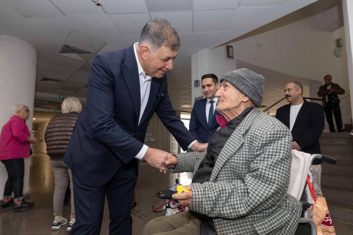 Başkan Tugay huzurevi sakinleriyle bayramlaştı