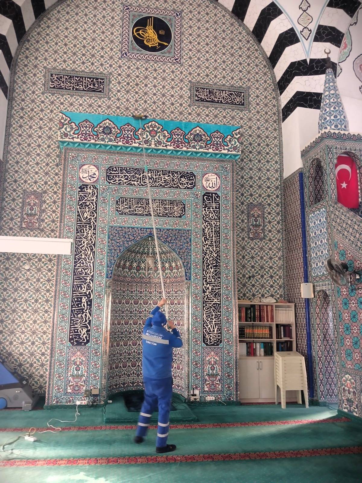 İzmir’in camilerinde bayram temizliği