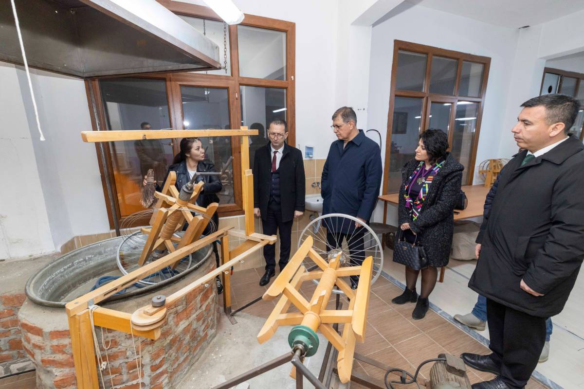 Başkan Tugay iftardan sahura halkın arasında