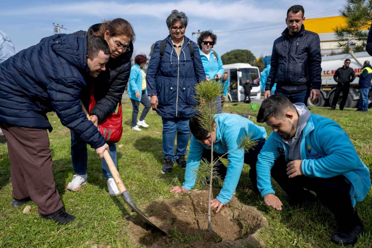 Bornova'nın en özel fidanları toprakla buluştu