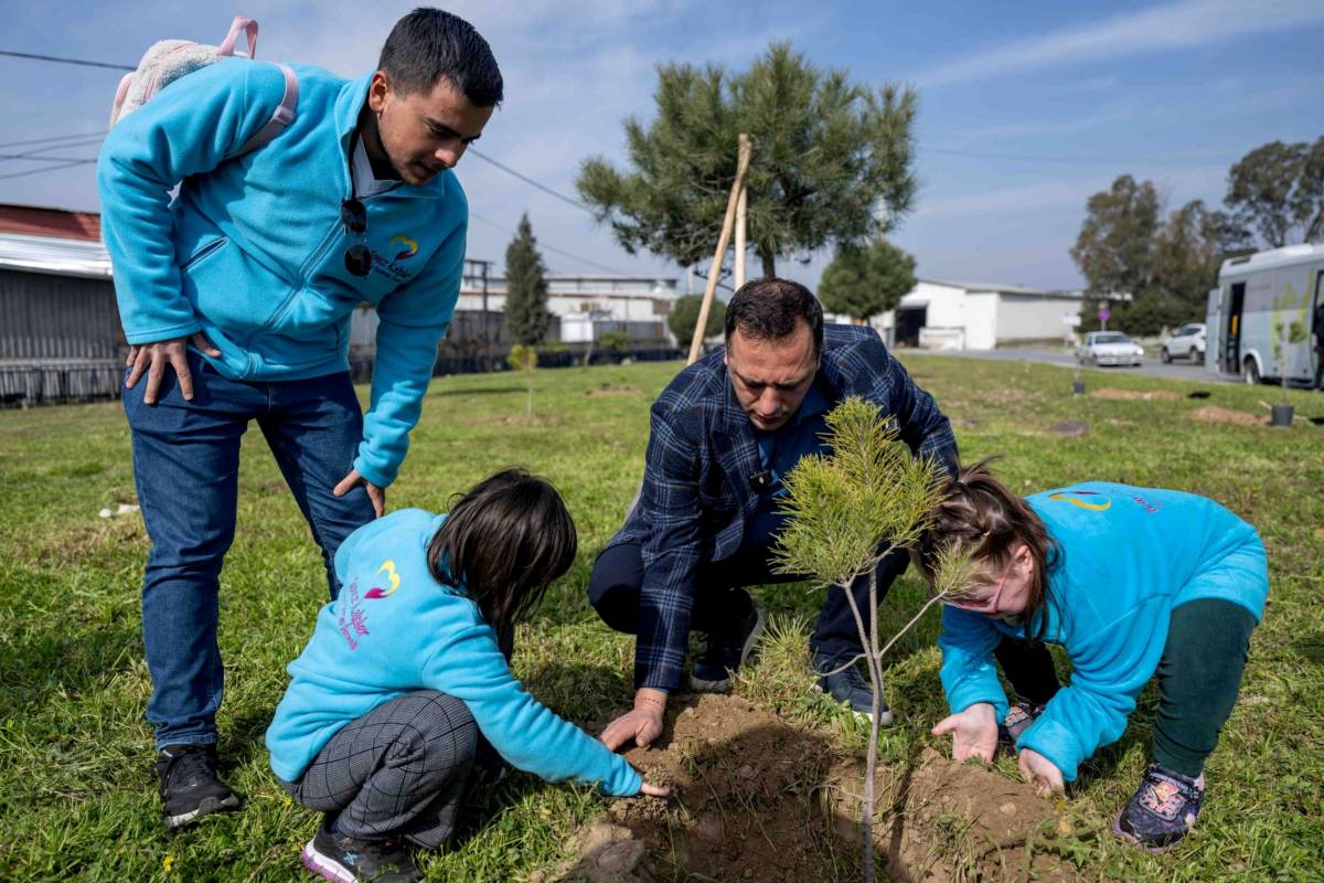 Bornova'nın en özel fidanları toprakla buluştu