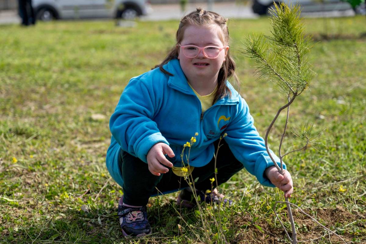 Bornova'nın en özel fidanları toprakla buluştu