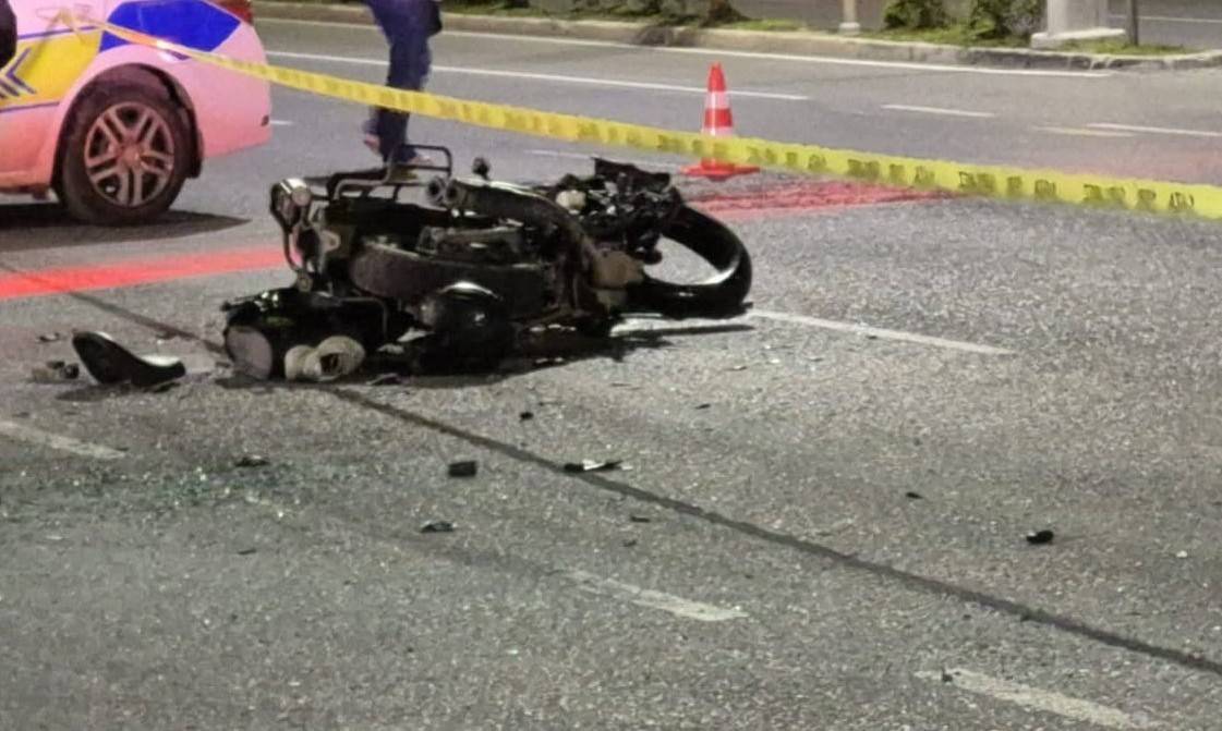 İzmir'de motosiklet ile otomobil çarpıştı