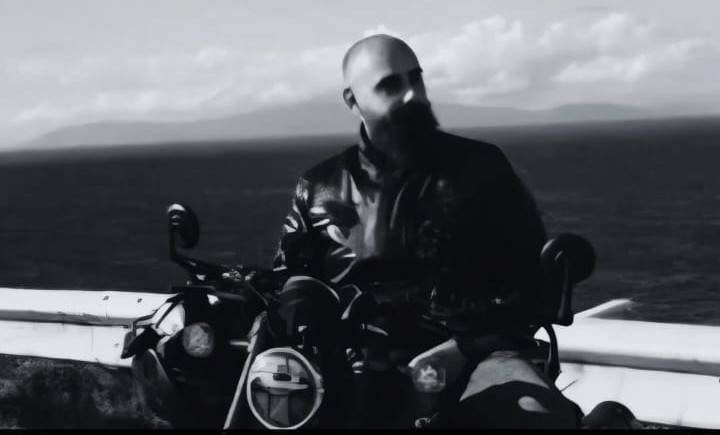 İzmir'de motosiklet ile otomobil çarpıştı