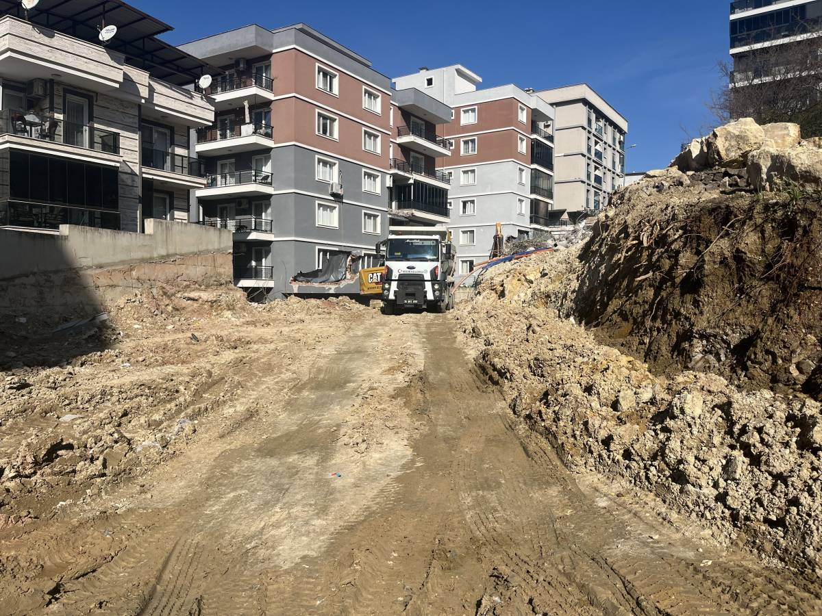 Heyelanda çöken istinat duvarının enkazı kaldırılıyor