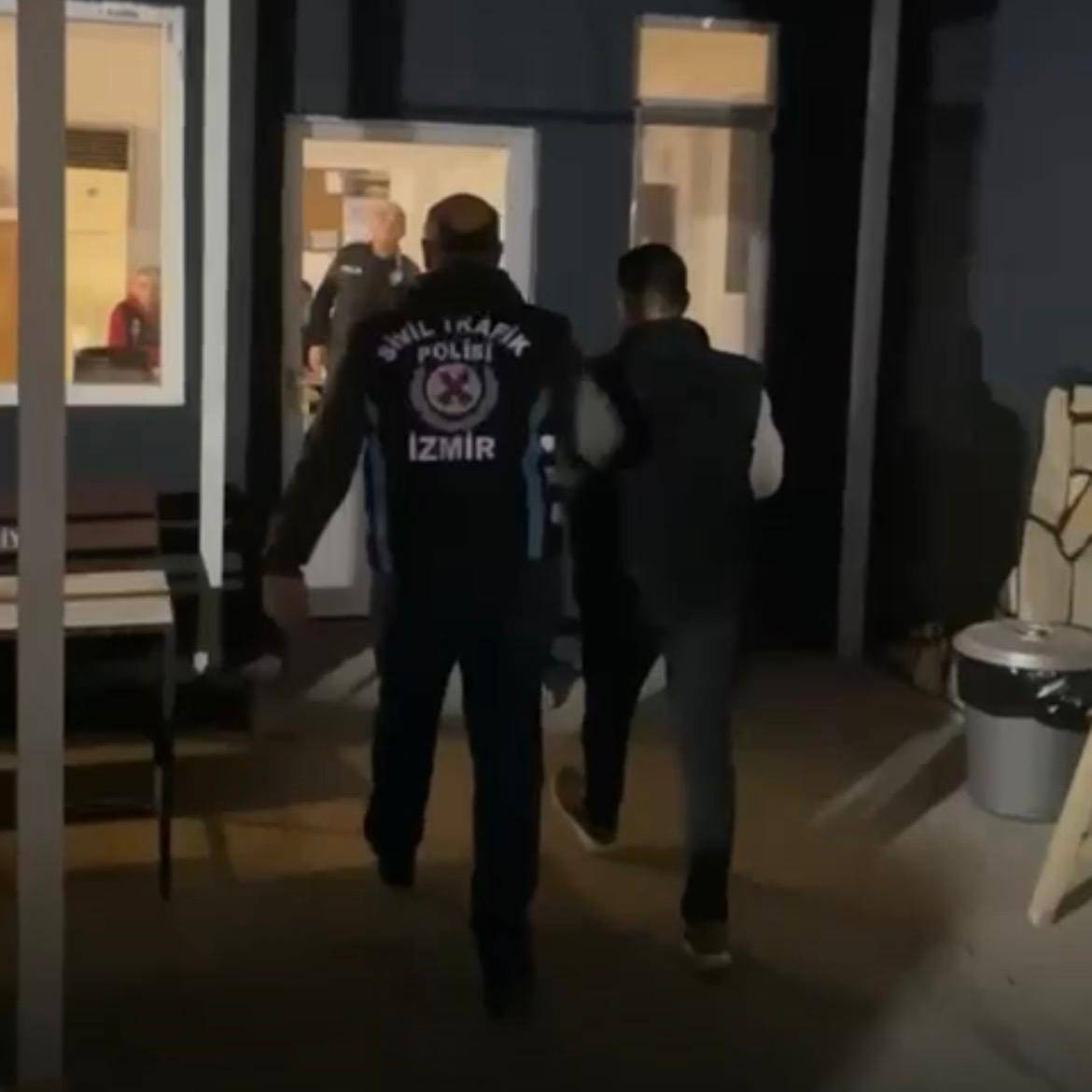 İzmir'de otobüsün önünü kesen sürücüye 182 bin lira ceza