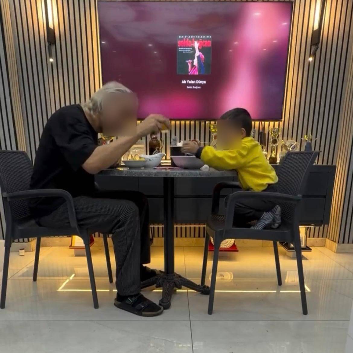 İzmir'de 3 yaşındaki oğlunu alkol masasına oturtan baba gözaltına alındı