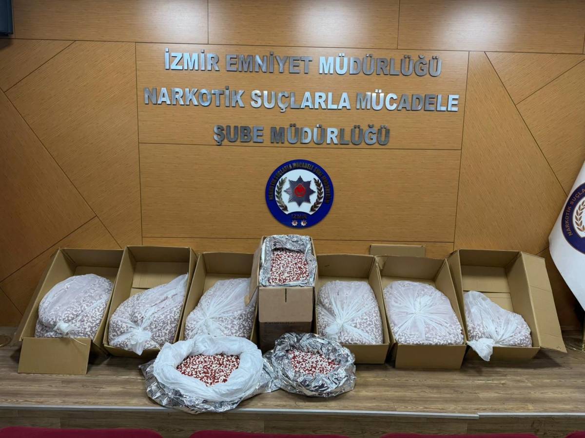 İzmir'de narkotik polisi 356 bin uyuşturucu hap yakaladı