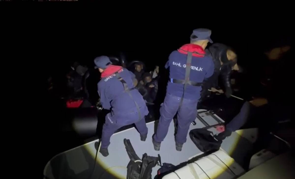 Çeşme açıklarında 34 düzensiz göçmen yakalandı