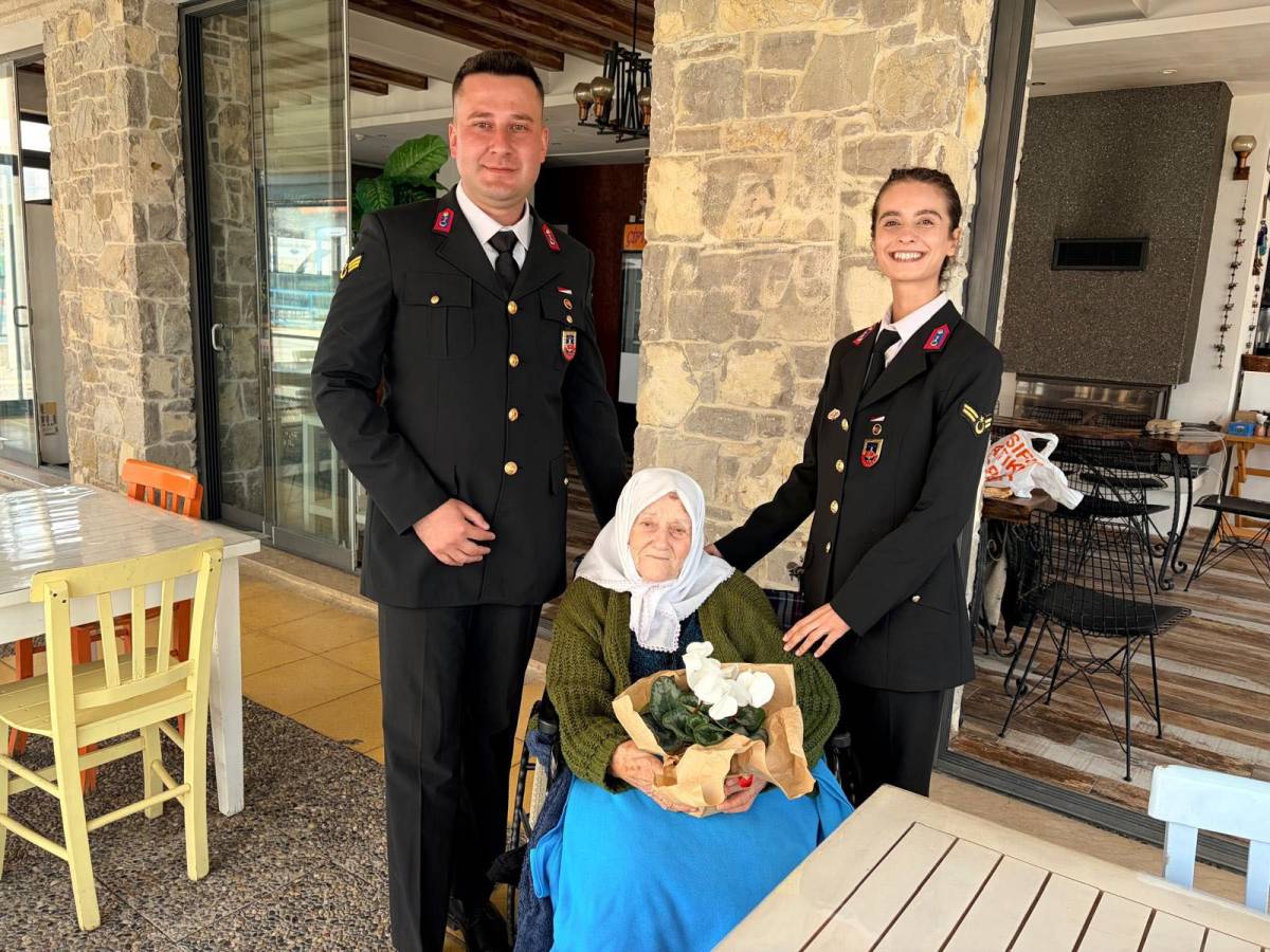 Jandarma ekipleri 98 yaşındaki Muzaffer nineyi yalnız bırakmadı