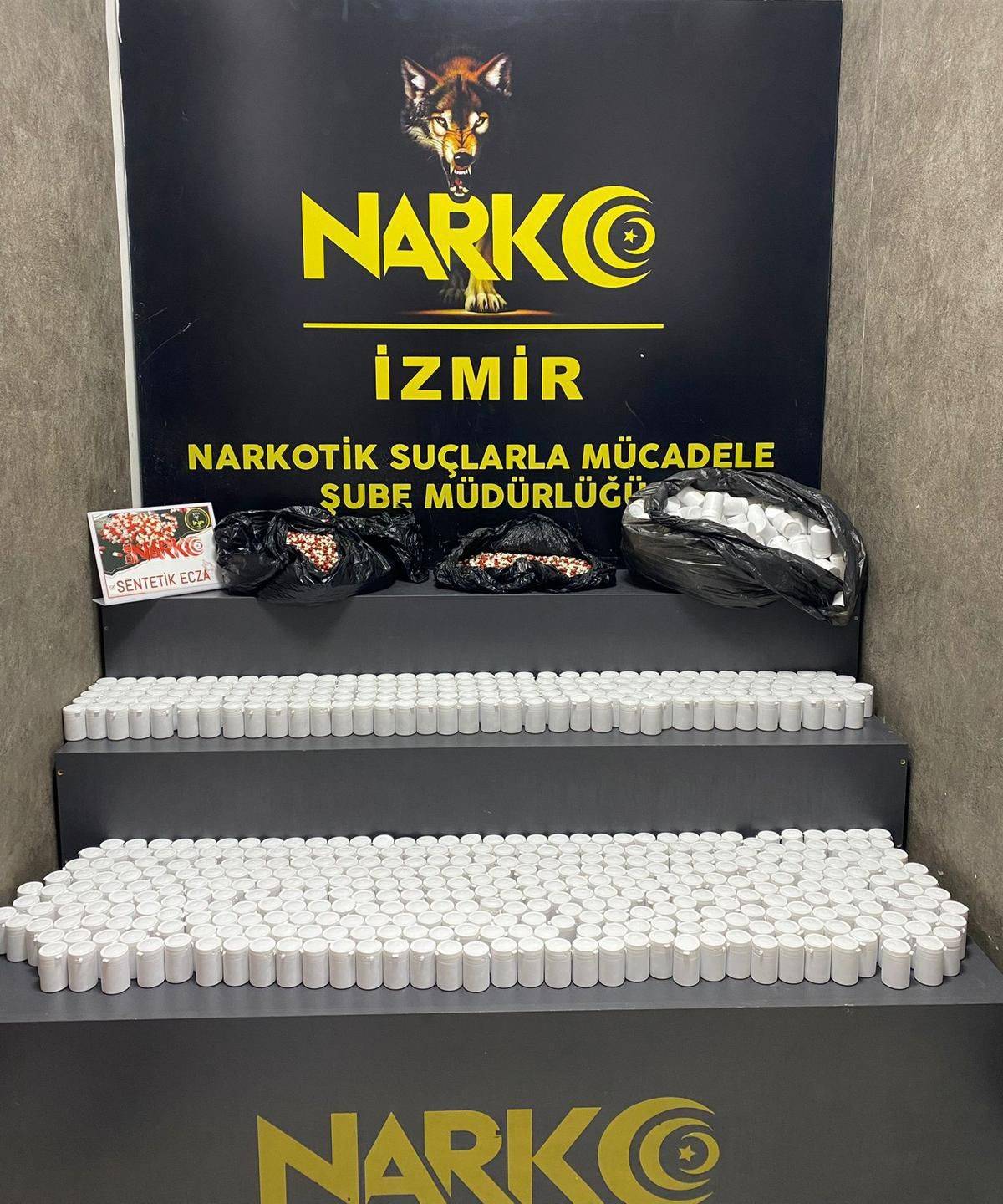 İzmir'de bir araçta 84 bin sentetik ecza ele geçirildi