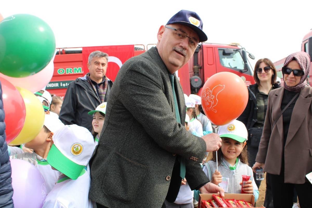 İzmir'de yangından etkilenen bölgelerde fidan dikimi yapıldı