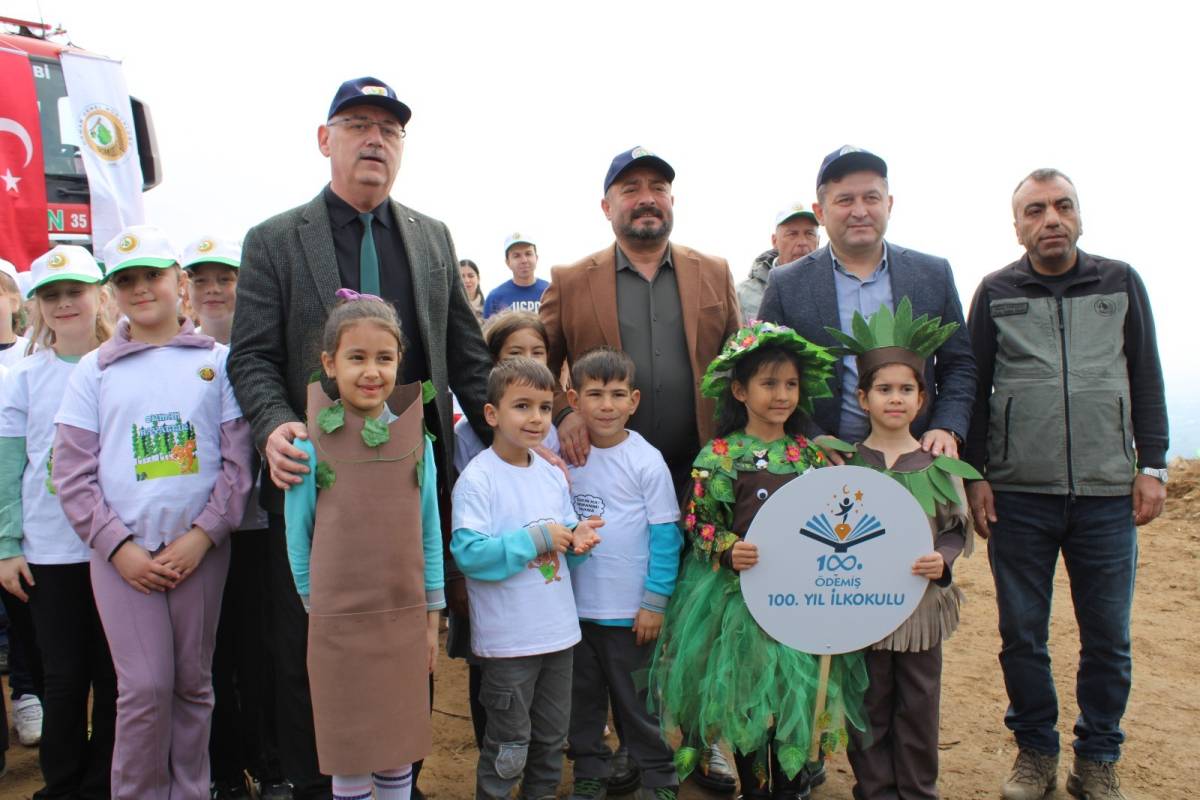 İzmir'de yangından etkilenen bölgelerde fidan dikimi yapıldı