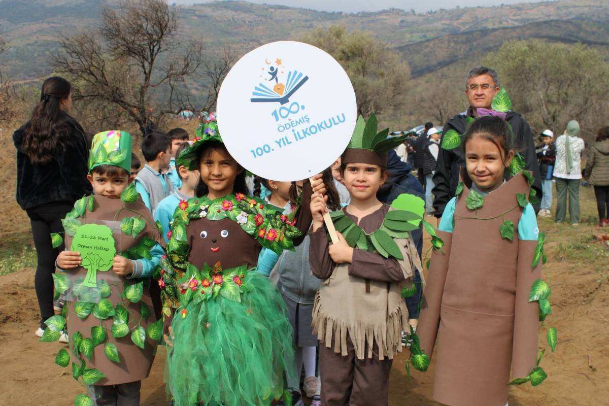 İzmir'de yangından etkilenen bölgelerde fidan dikimi yapıldı
