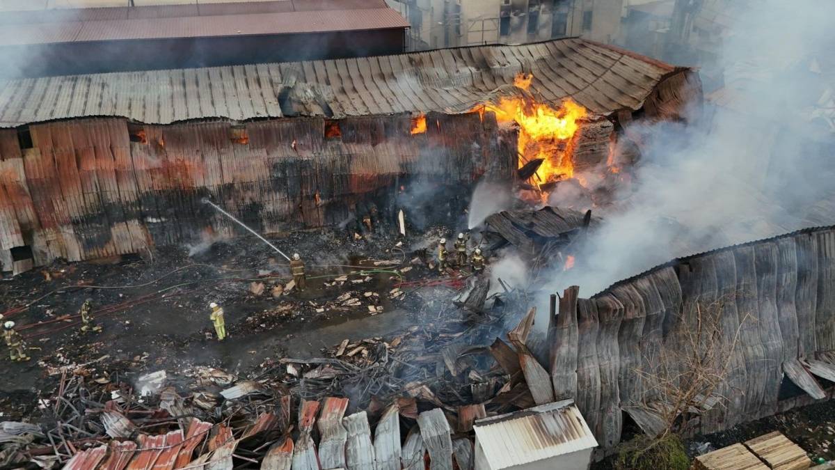 İzmir'de sanayi sitesindeki yangın kontrol altına alındı