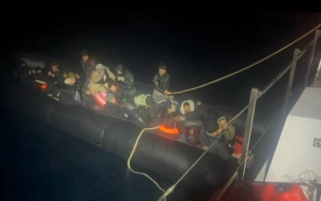 İzmir açıklarında 37 düzensiz göçmen yakalandı