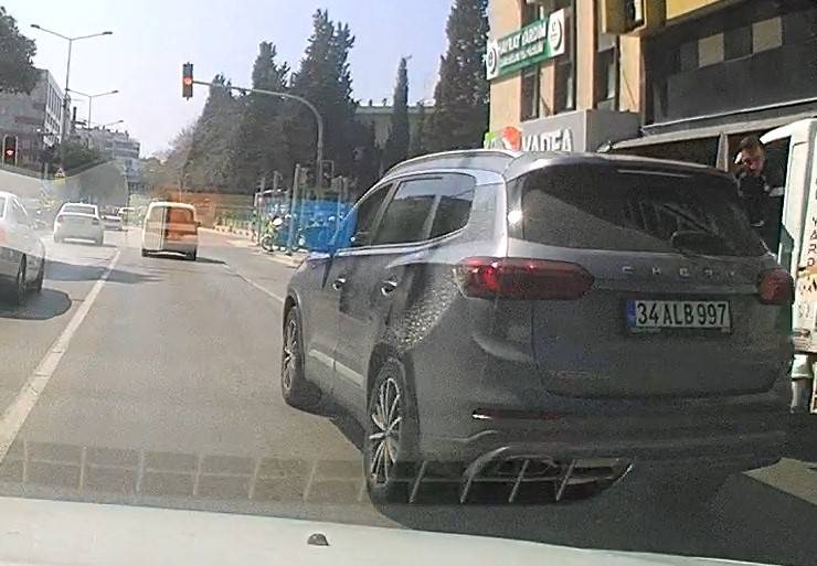 İzmir'de kural tanımaz sürücü araç kamerasına yansıdı