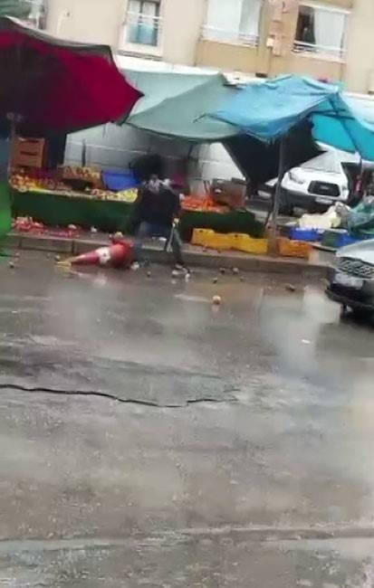 İzmir'de sinir krizi geçiren manav ortalığı birbirine kattı