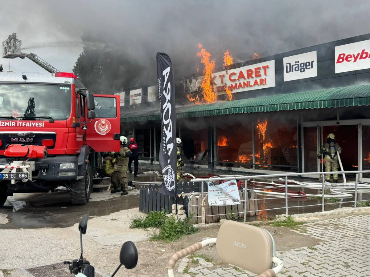 İzmir'de iş güvenliği ekipmanları satan iş yerinde yangın