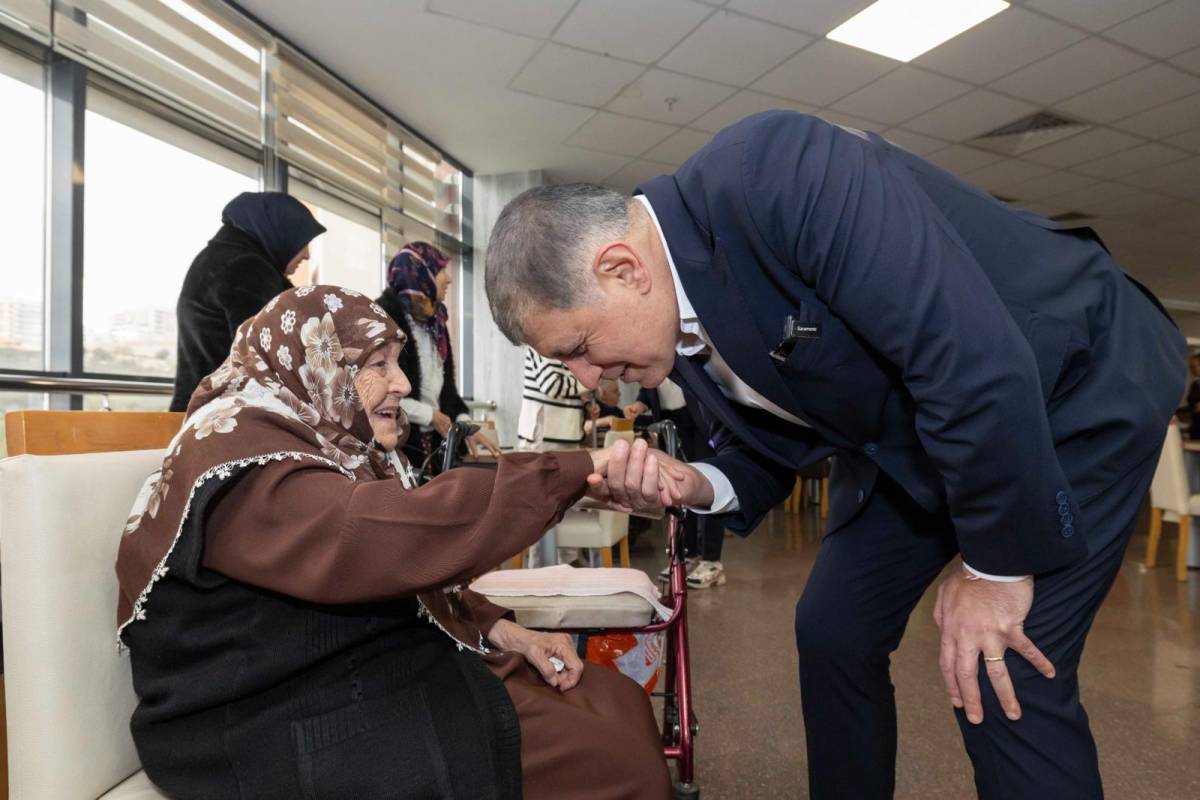 Başkan Tugay huzurevi sakinleriyle bayramlaştı