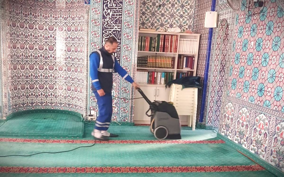 İzmir’in camilerinde bayram temizliği