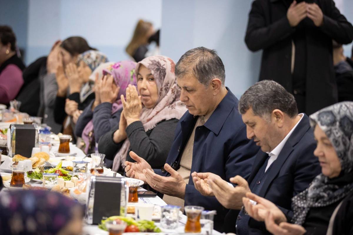 Başkan Tugay iftardan sahura halkın arasında
