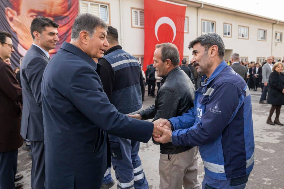 Başkan Tugay, İZSU personeli ile bayramlaştı