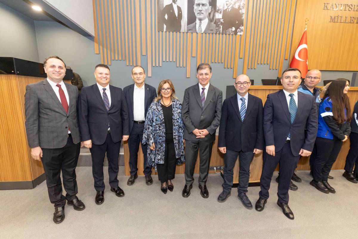 Başkan Tugay Büyükşehir Belediyesi personeliyle bayramlaştı