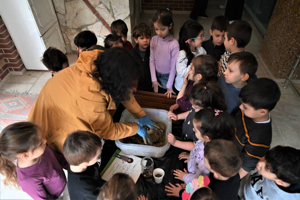 Bornova’da minik eller doğaya can verdi