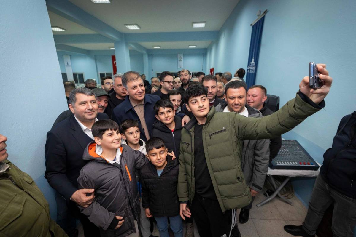 Başkan Tugay iftardan sahura halkın arasında