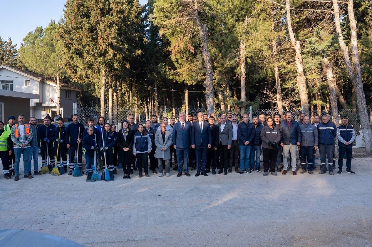 Gaziemir’in mezarlıklarında bayram temizliği