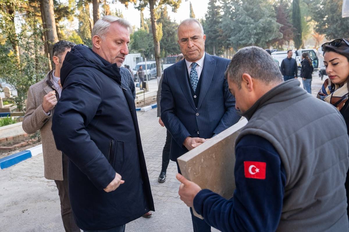 Gaziemir’in mezarlıklarında bayram temizliği