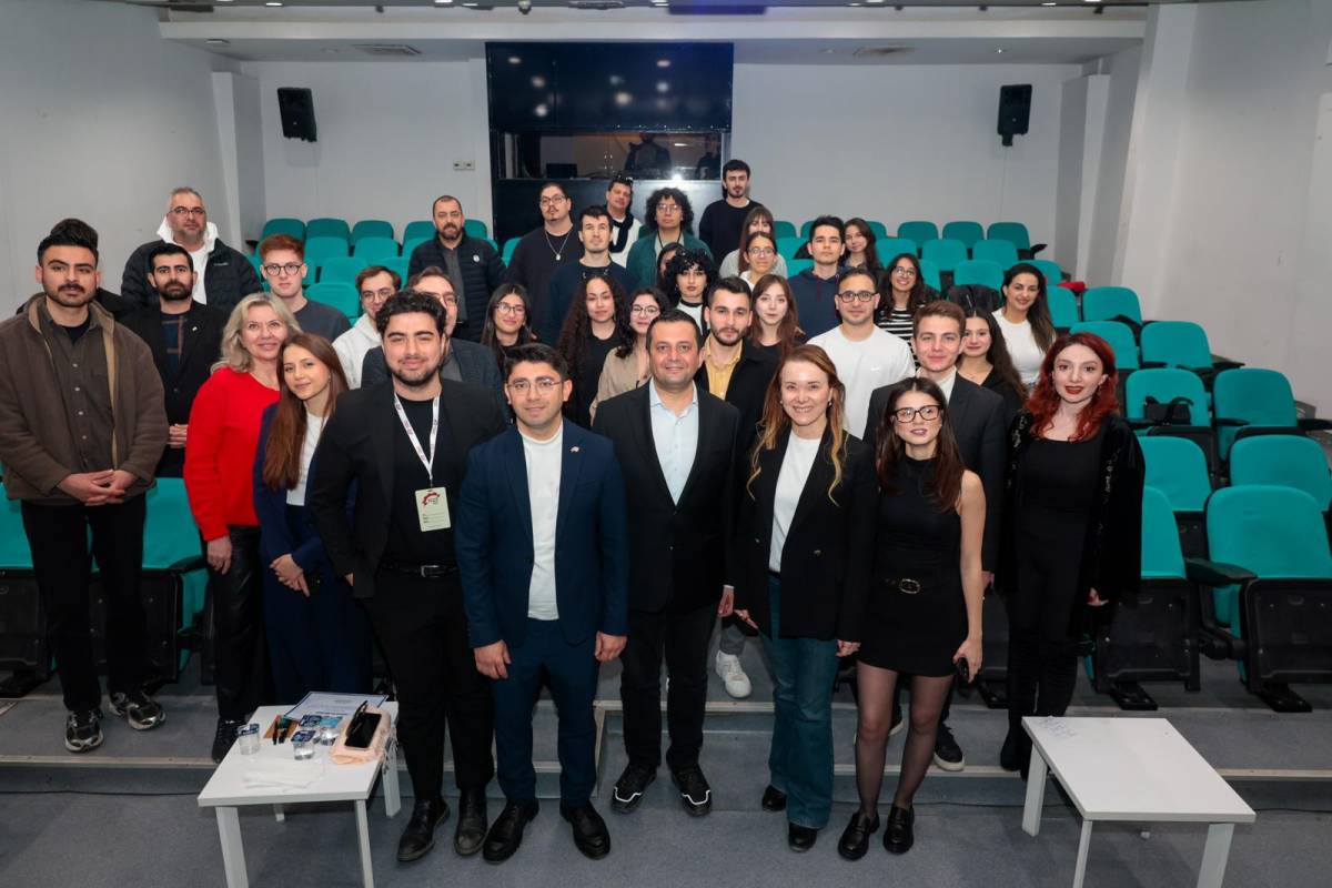 Gençler ‘Hibrit Kariyer Zirvesi’ için Konak’ta bir araya geldi