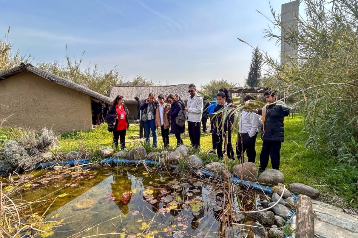 Bornova’da işitme engelli öğrencilere  diş taraması