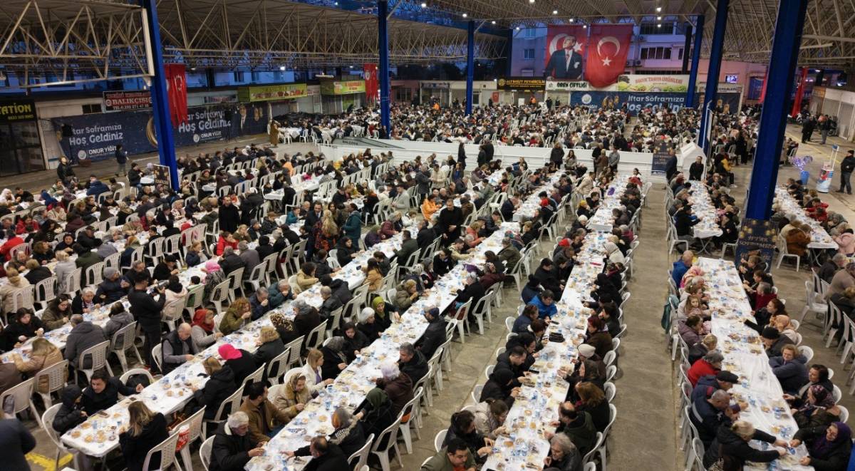 Balçova’da Kadir Gecesi’nde Dayanışma Sofrası Kuruldu