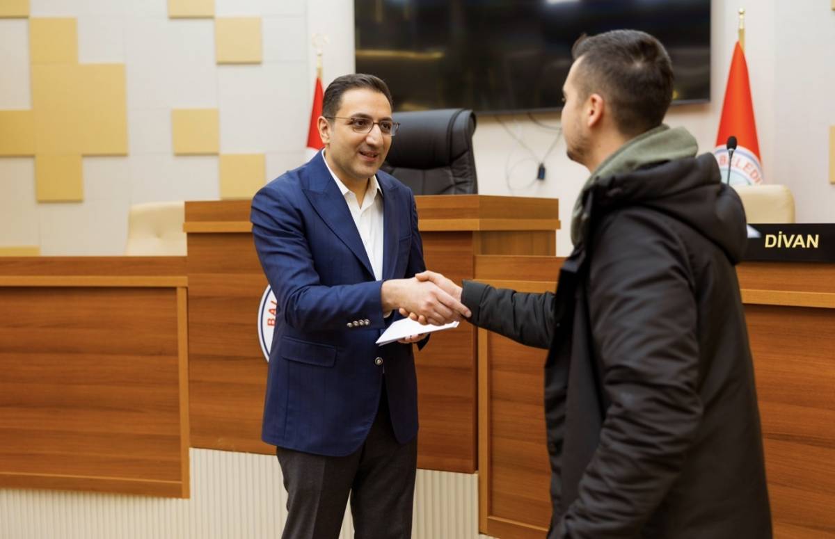 BAŞKAN YİĞİT,  YENİ EVLENEN ÇİFTLERE   DESTEK KARTLARINI TESLİM ETTİ