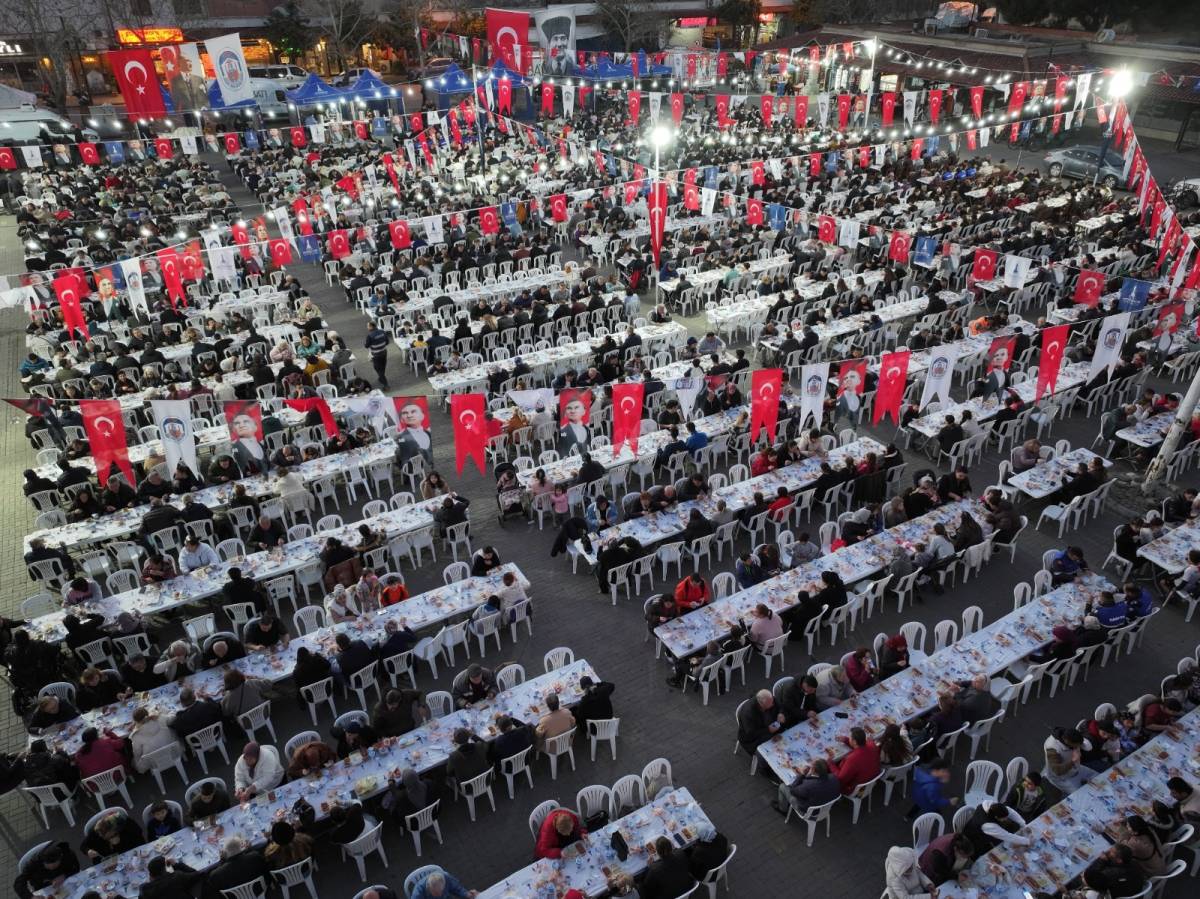 Selçuk'ta iftar sofrası dayanışma ile kuruldu