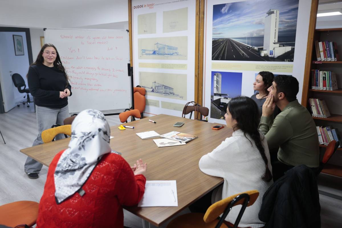 Konak’ta gençler yabancı dilini konuşarak geliştiriyor