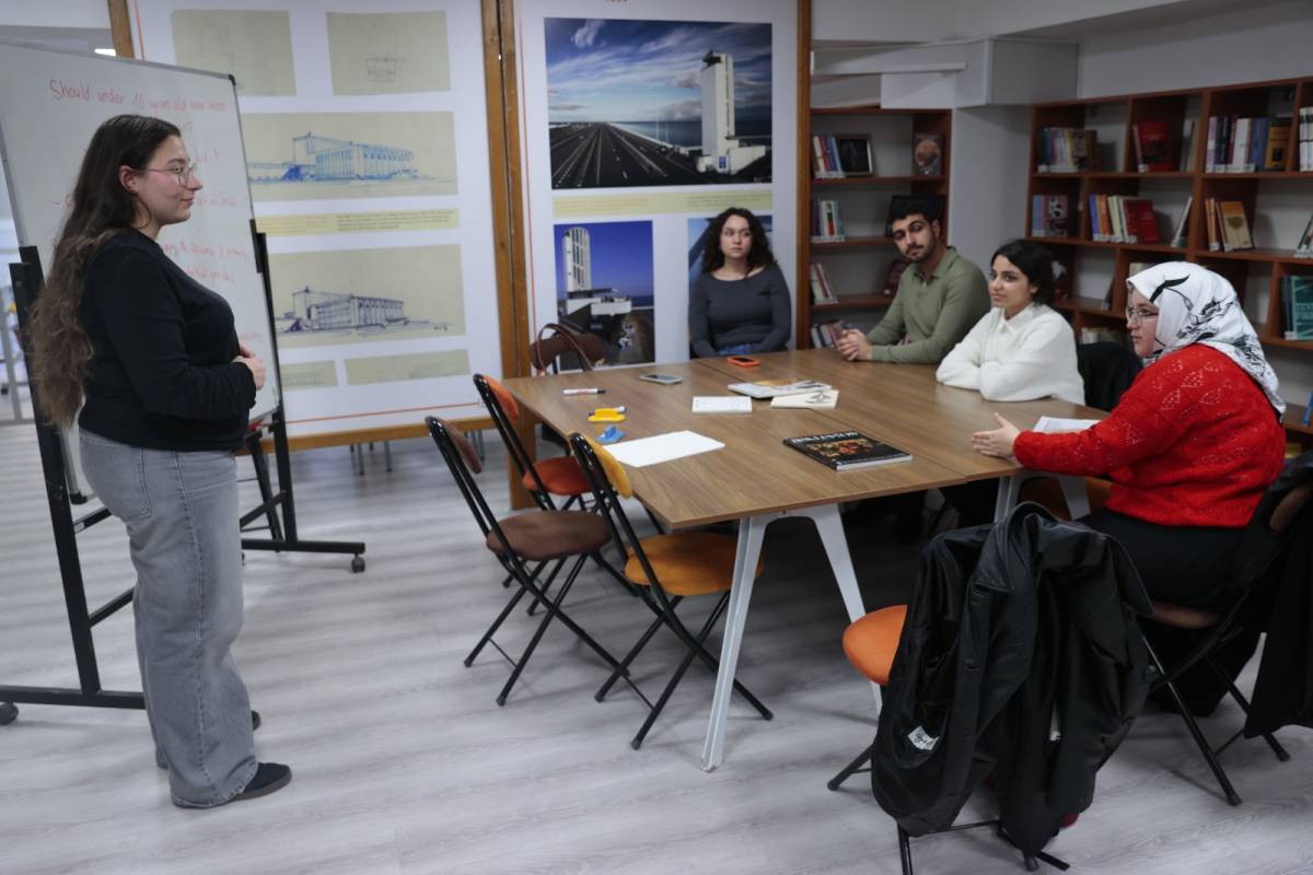 Konak’ta gençler yabancı dilini konuşarak geliştiriyor