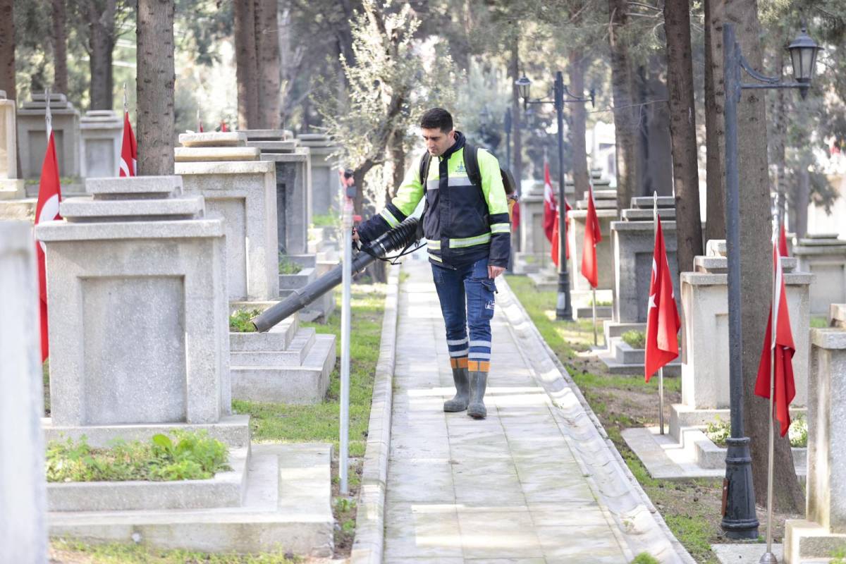 Konak’tan şehitlere vefa: Bayram öncesi temizlik
