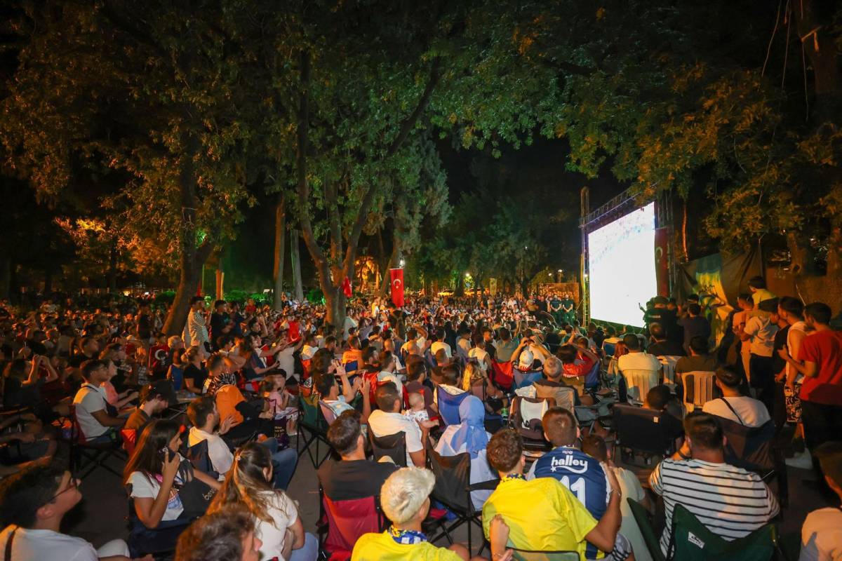 Bucalılar milli maçı dev ekranda izleyecek