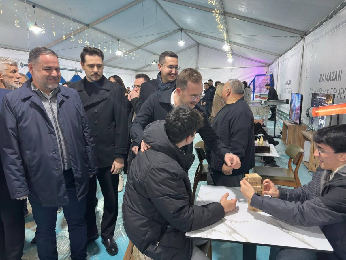 AK Gençlik İzmir'den 'Ramazan çadırı genç nokta' açılışı